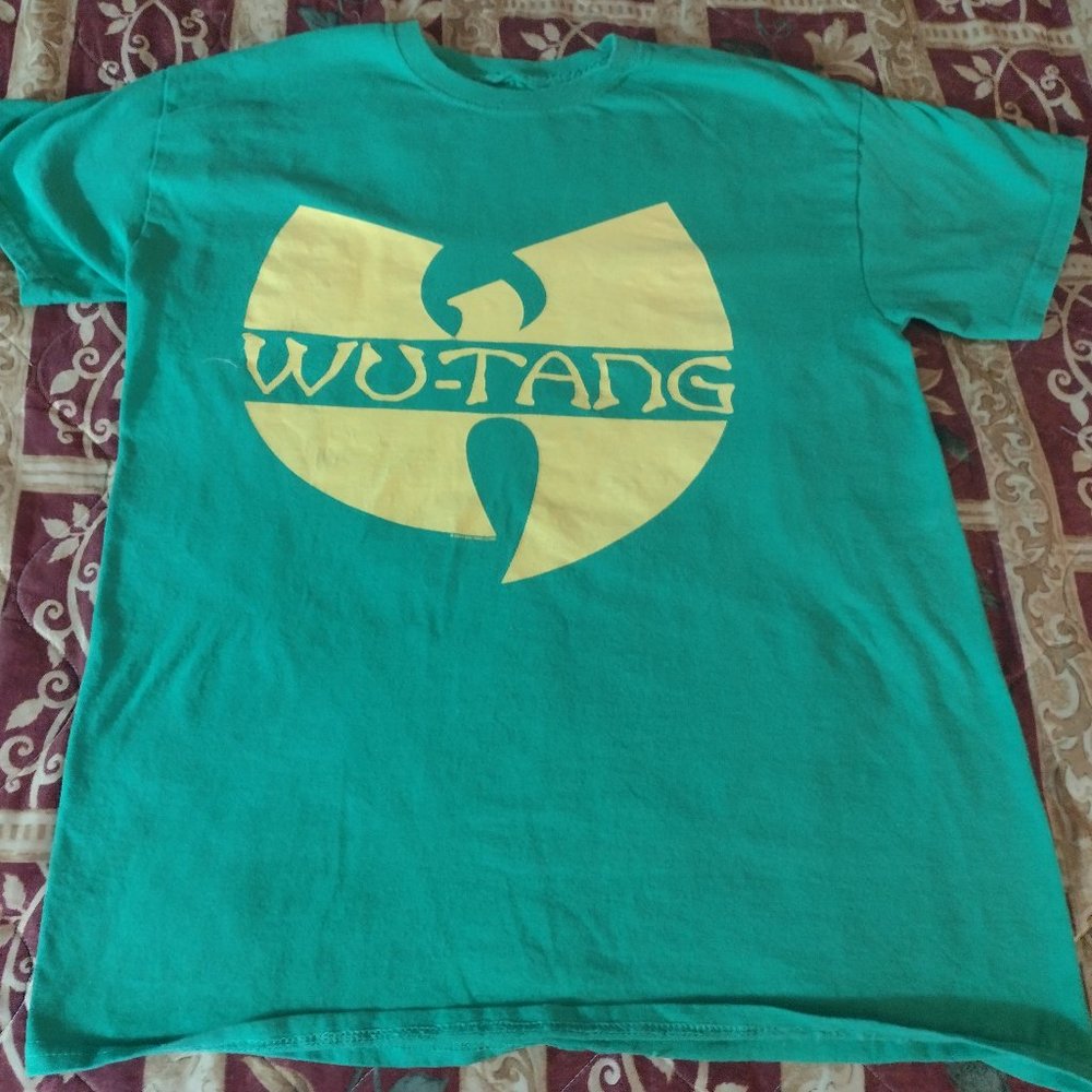 1.WU TANG CLAN T - SHIRT   GREEN:    MALE:     SIZE: MEDIUM